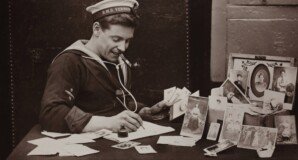 gammelt bilde mann fra marinen skriver notat